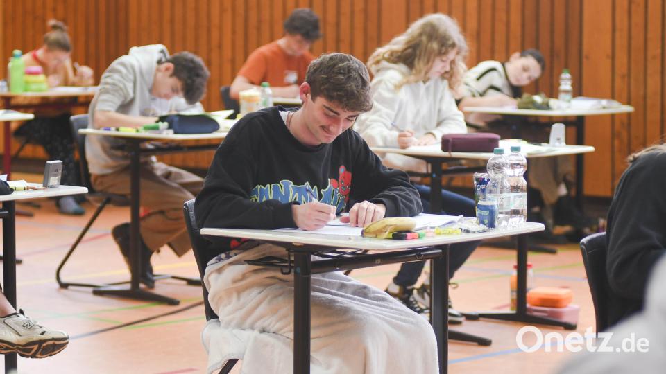 Fast schon gemütlich hat es sich dieser Abiturient des Augustinus-Gymnasiums Weiden am Donnerstag während der Abiturprüfung in Deutsch gemacht, um wie seine Mitschüler hochkonzentriert arbeiten zu können. Bild: Gabi Schönberger