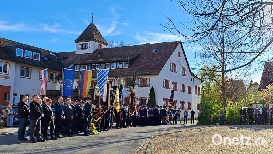 Eine Gedenkfeier am Ehrenmal in Edelsfeld ging dem Kommersabend voraus. Bild: lei