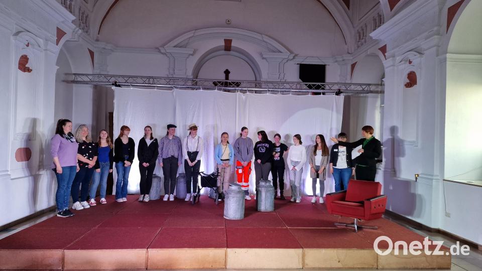Die am Projekt beteiligten Mädchenrealschülerinnen auf der Bühne. Bild: Mädchenrealschule Waldsassen/exb
