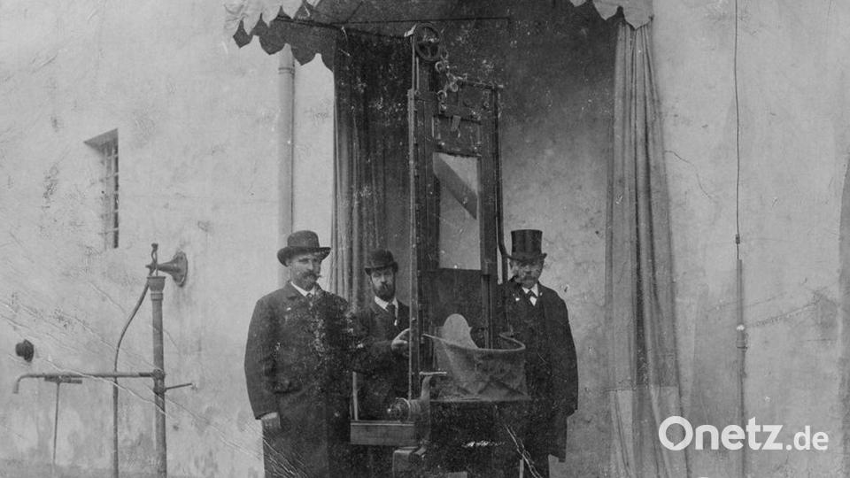 Das Fallbeil im Innenhof der Fronfeste in Amberg mit Scharfrichter Franz-Xaver Reichhart (links) und seinen Gehilfen. Bild: Stadtarchiv Amberg 102 033 007