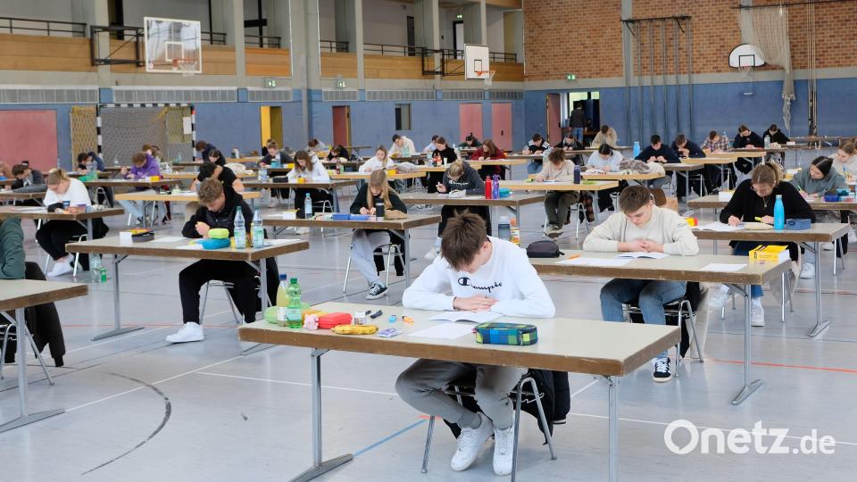Das Abitur am Eschenbacher Gymnasium begann am Donnerstag mit der Deutsch-Aufgabe. 315 Minuten brüteten die Prüflinge über Interpretationen zu lyrischen Texten, über Dramen, Prosa und Analysen. Bild: do