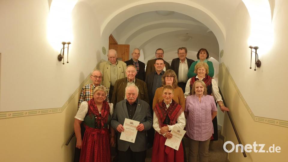 Der OWV dankte für jahrzehntelange Treue: (vorne von links) Vorsitzende Ingrid Leser, Günter Freundl, Gabriele Mayerhöfer, (zweite Reihe von links) Otto Hültner, Franz Timmler, Stadtpfarrer Konrad Amschl, Maria Schwägerl, Irmgard Rösch, Klara Timmler, (hinten von links) Engelbert Zeitler, Hilmar Götz, Bürgermeister Alfred Stier, Peter Hampl und Friedericke Schwägerl. Bild: OWV Bärnau/exb