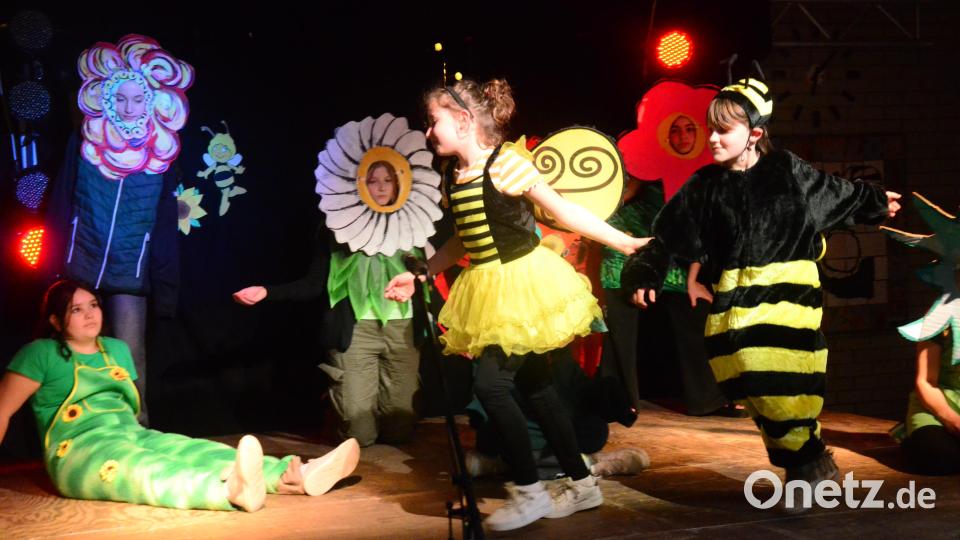 Das Unterstufentheater führt &quot;Biene Maja&quot; auf. Bild: Kunz