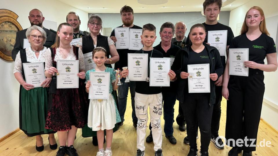 Urkunden gab es für die Vereinsmeister: (von links) Dominik Dörner, Veronika Traßl, Melinda Weber, Florian Traßl, Heidi Schöpf, Angelina Lorai, Lorenz Märker, Gabriel Weber, Irmgard Danzer, Karl Danzer, Jacqueline Hofmann, Kai Schmidt und Anja Scharrer. Bild: Hubert Schulze/exb