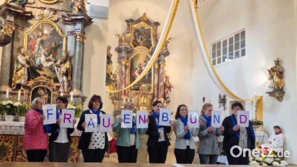 Die Mitglieder des Vorstands stellen die Bedeutung der Buchstaben des Wortes Frauenbund während des Gottesdienstes in den Mittelpunkt. Bild: Elisabeth Volkmer/exb
