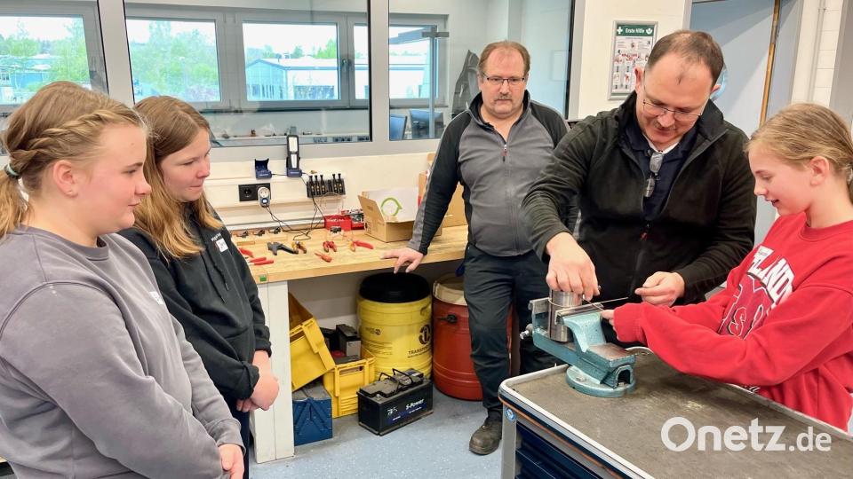 Beim Herstellen eines Werkstücks haben die Mädchen viel Spaß. Sie basteln einen &quot;Heißen Draht&quot;. Bild: Gabi Schönberger