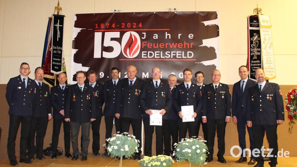 Die Geehrten der Feuerwehr Edelsfeld mit Kreisbrandrat Christof Strobl und Bürgermeister Hans-Jürgen Strehl. Bild: lei
