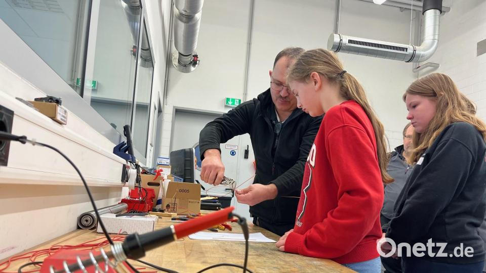 Die Mädchen dürfen beim Girls` Day in der Werkstatt des Druckzentrums einen &quot;Heißen Draht&quot; biegen und auf ein Brett basteln. Bild: Gabi Schönberger