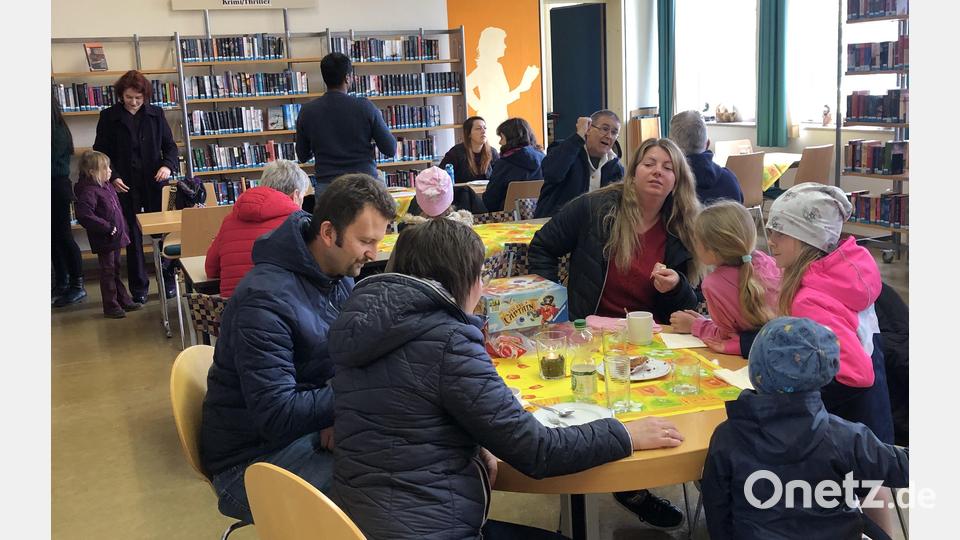 Die Besucher beim &quot;Tag der offenen Tür&quot; in der Bücherei Pleystein nutzen das Angebot ausgiebig. Bild: bey