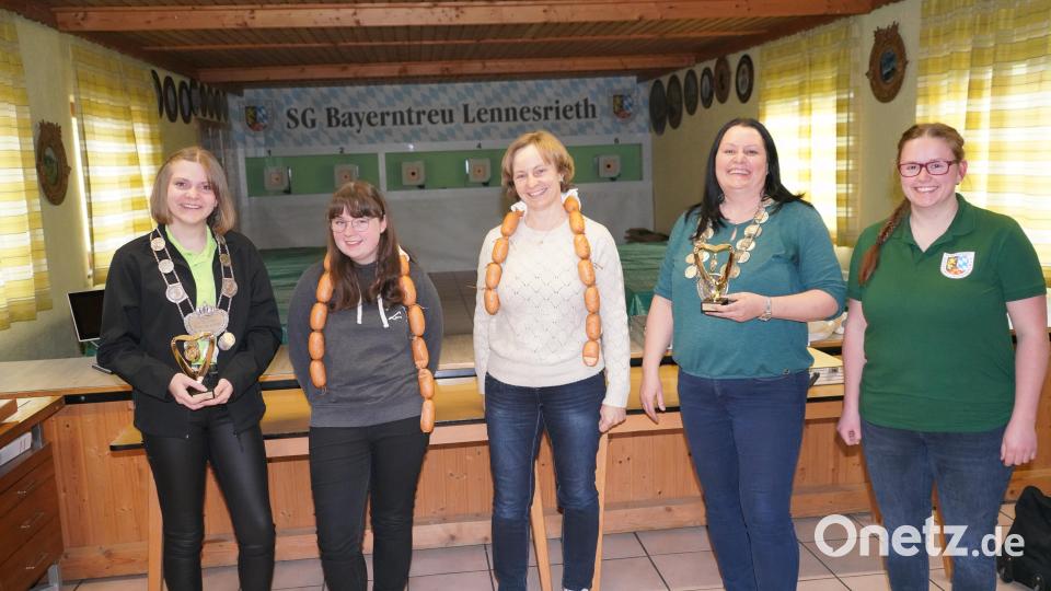 Frauen-Power beim 49. Gemeindeschießen. Von links: Gemeindejugendschützenkönigin Sophia Kleber, Jugendvizeschützenkönigin Marie-Christin Wallmeyer, Gemeindevizeschützenkönigin Monika Kleber, Gemeindeschützenkönigin Christina Lukas und Bayenrtreu - Sportleiterin Lena Kellner. Bild: fvo