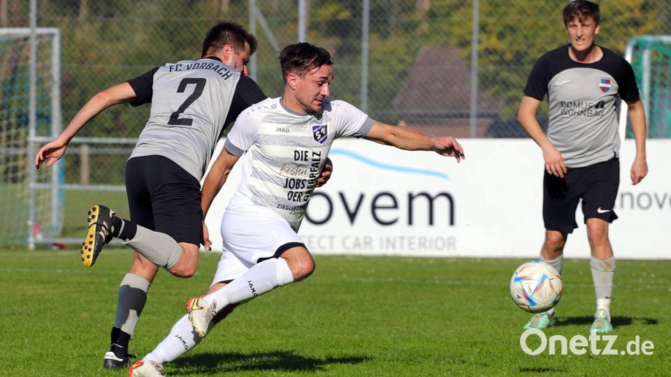SV-Spieler Florian Träger (rechts) klärt beim 5:0-Hinspielsieg des SV Etzenricht in Vorbach eine gefährliche Situation. Im Heimspiel gegen das Schlusslicht muss der SVE unbedingt einen Dreier landen. Archivbild: war