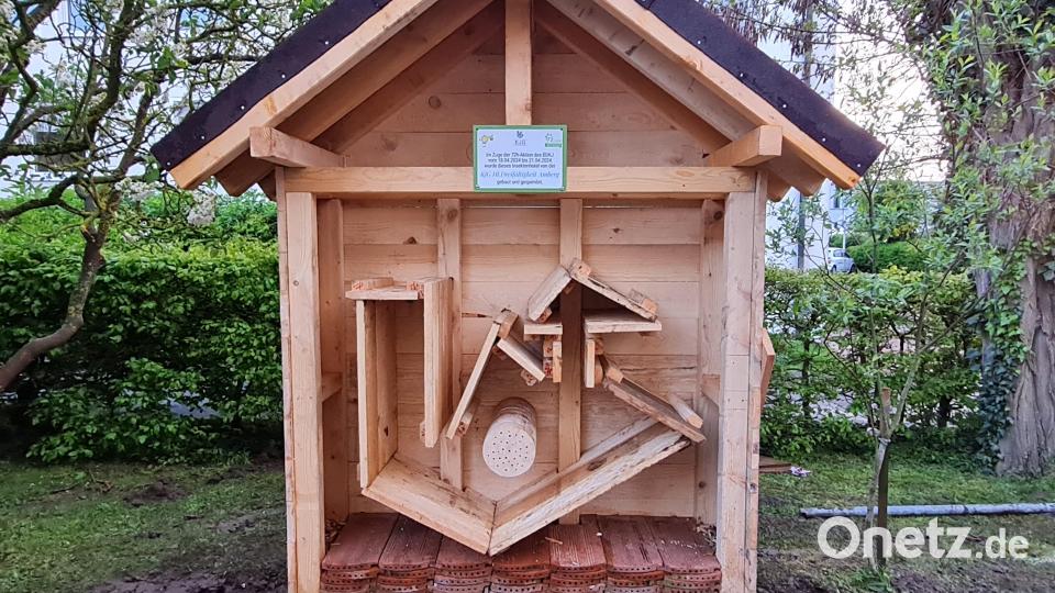 Die Plattenkonstruktion im Innern des Insektenhotels, die noch mit Laub befüllt wird, bildet das KjG-Logo. Bild: ath