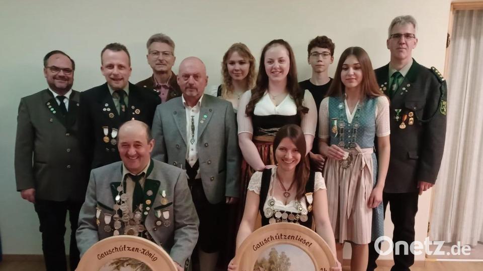 Die neuen Würdenträger des Gaus Armesberg: Schützenkönig Michael Heindl (sitzend, links) und Schützenliesl Christina Meier (sitzend, rechts) sowie die Ritter der Schützen, Damen und Jugendklasse. Gau-Schützenmeister Andreas Michl (links) und Gau-Sportleiter Wolfgang Raps (rechts) gratulierten. Bild: rwo/exb