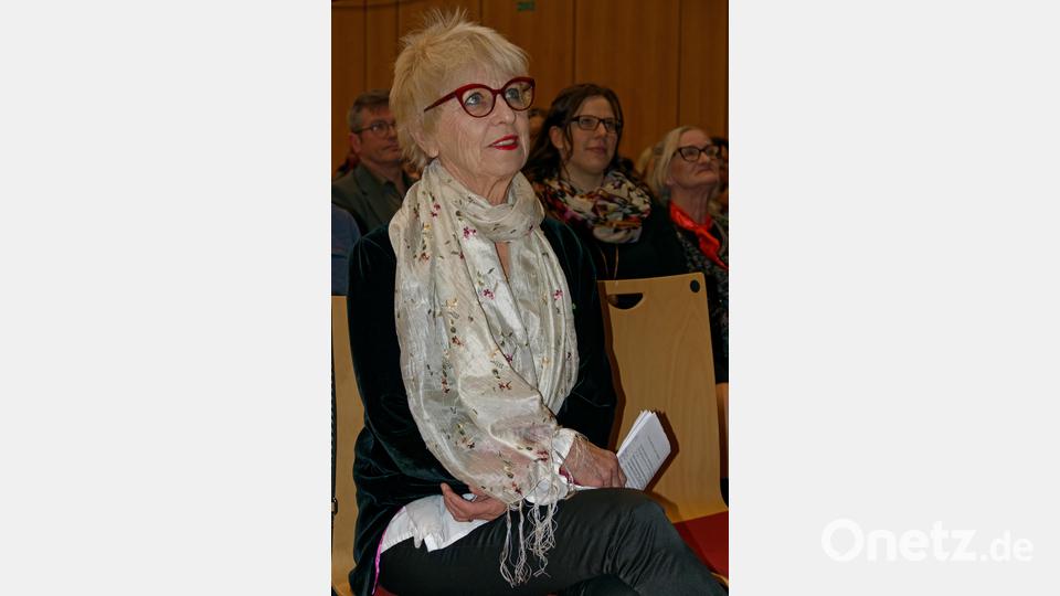 Autorin Monika Ehrhardt-Lakomy ließ keine noch so kleine Darbietung auf der Bühne aus den Augen. Die Künstlerin und Sängerin war extra aus Berlin angereist. Bild: Norbert Grüner