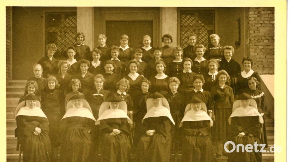Die erste Abschlussklasse der Mädchen der Mittelschule Auerbach des Jahrgangs 1954 bis 1957 mit (vorne, von links) den Schwestern Venarda, Leona, Rektorin Pauline, Kreszentia, Gonzaga und Armella. Archivbild: Realschule Auerbach/exb