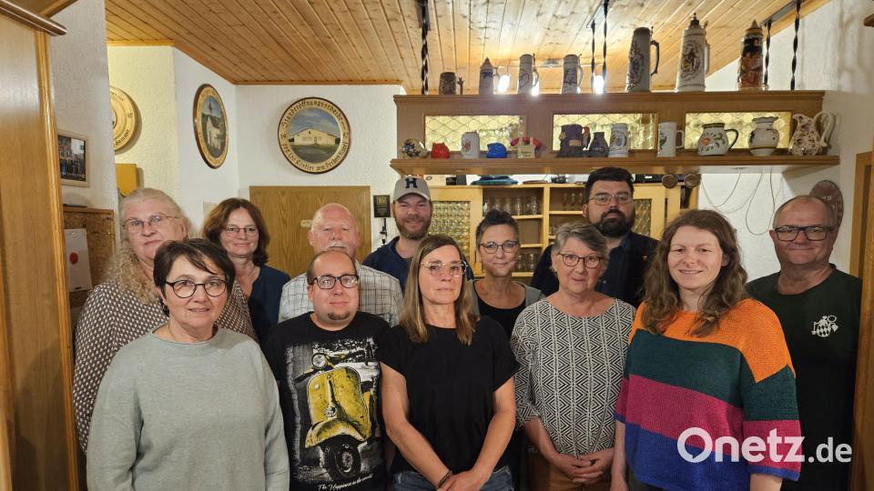 Der Vorstand des Obst- und Gartenbauvereins Obersdorf-Unterschwaig mit (von links) Simone Wonneberger, Regina Royer, Bernadette Frischholz, Dennis Utz, Günter Wonneberger, Max Schubert, Daniela Stubenvoll, Irene Reif, Christine Bühler, Bürgermeister Stefan Frank, Johanna Herbert und Volker Fiebig. Bild: Wonneberger