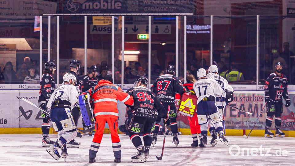 Nach der Verletzung des Scorpions-Stürmers Christoph Kabitzky am Dienstag führten Spieler beider Teams die Sanitäter aufs Eis. Bild: Werner Moller