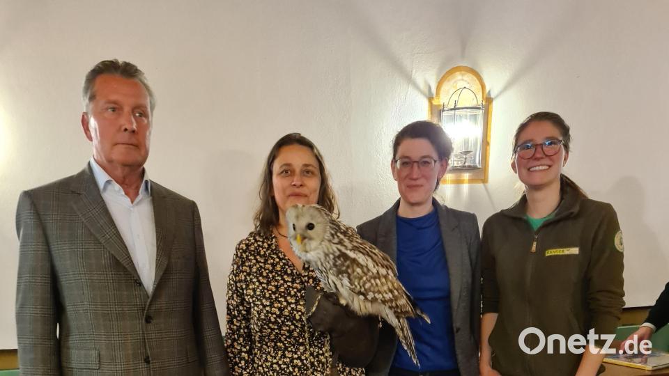 Bei der Versammlung referierten Naturpark-Vorsitzender Eberhard Freiherr von Gemmingen-Hornberg, Michaela Domeyer mit Habichtskauz &quot;Birke&quot;, Geschäftsführerin Elisabeth Frank und Rangerin Cornelia Greiner. Bild: Johannes Bradka/Naturpark Steinwald/exb