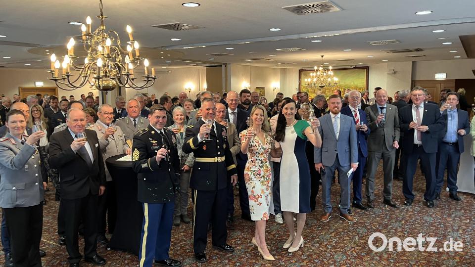 Auf die Freundschaft und Partnerschaft der US-Militärs und der Menschen in Bayern stießen die Gäste beim Frühjahrsempfang der US-Armee an. Bild: mor