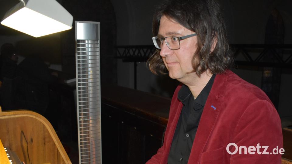 Der Stummfilmpianist Stephan Graf von Bothmer interpretierte den Film spannend, wie auch lustig live an der Kirchenorgel. Bild: rgr