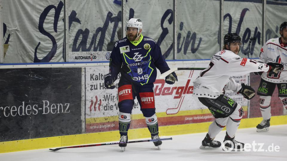 Szenen aus dem dritten Play-off-Finale der Eishockey-Oberliga zwischen den Blue Devils Weiden (blaue Trikots) und den Hannover Scorpions. Bild: Tobias Neubert