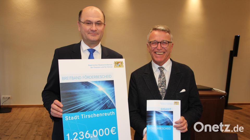 Finanz- und Heimatminister Albert Füracker (links) überreichte an Bürgermeister Franz Stahl einen Förderbescheid von 1,236 Millionen Euro für den Breitbandausbau. Bild: kro