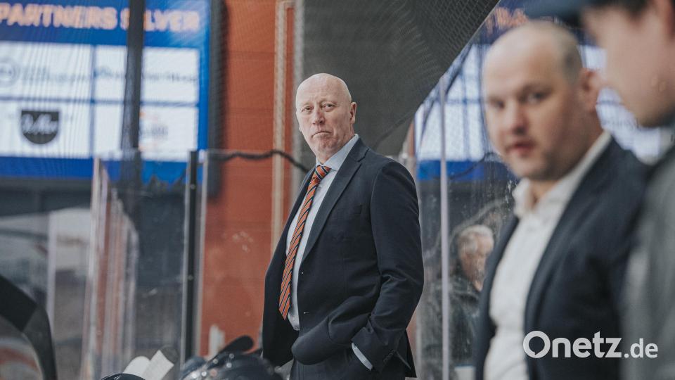 Doug Mason (hinten) ist ein erfahrener und renommierter Eishockey-Trainer. Mit seinen Tilburg Trappers trifft er im Play-off-Halbfinale der Oberliga ab Samstag auf die Blue Devils Weiden. Bild: Heike Muller/exb