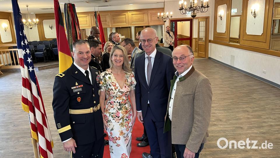 Viele gute Wünsche wurden beim Defilee zum Frühlingsempfang der US-Armee ausgetauscht. Brigadegeneral Steven Carpenter (von links) und seine Frau Kaitlin hießen unter anderen Regierungspräsident Walter Jonas und stellv. Landrat Albert Nickl willkommen. Bild: mor