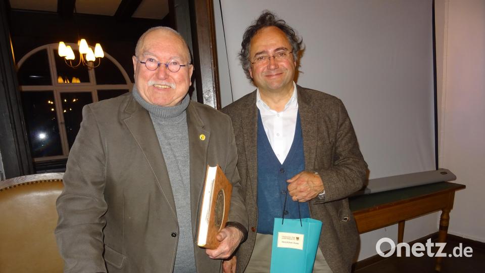 Joachim Rohrer (links) und Architekt Gerhard Plaß (rechts) informierten über neue Forschungsergebnisse zum Schloss Brand. Bild: apr