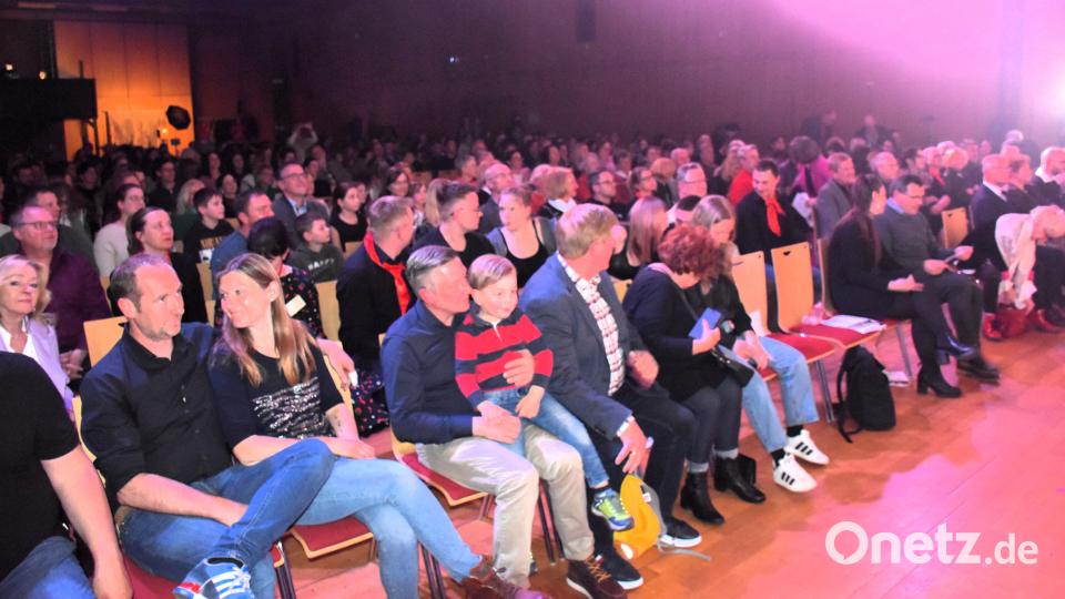 Viele Zuschauer waren mit den Kindern ins Theater gekommen. Bild: ubb