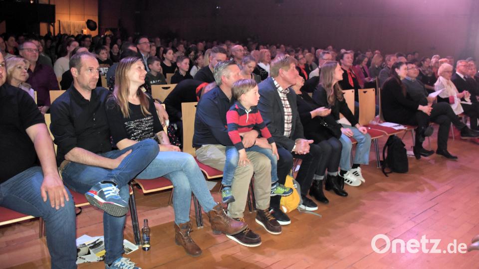 Sehr aufmerksam schaute das Publikum eine Stunde lang fasziniert zu. Bild: ubb