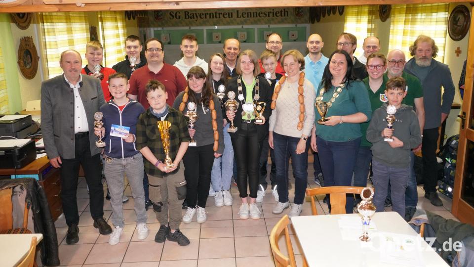 Die Gewinner des 49. Gemeindeschießens mit der Gemeindejugendschützenkönigin Sophia Kleber (Vorne Mitte – mit Kette) und mit der neuen Gemeindeschützenkönigin Christina Lukas (Vordere Reihe Zweite von rechts – mit Kette). Bild: fvo