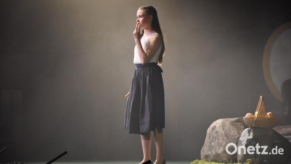 Respekt vor derart viel Mut: Jede Schauspielerin und jeder Schauspieler hatten mehr oder weniger Solo-Rollen und sprachen ihre Texte frei weg, teils standen sie dabei ganz allein auf der Bühne. Bild: ubb