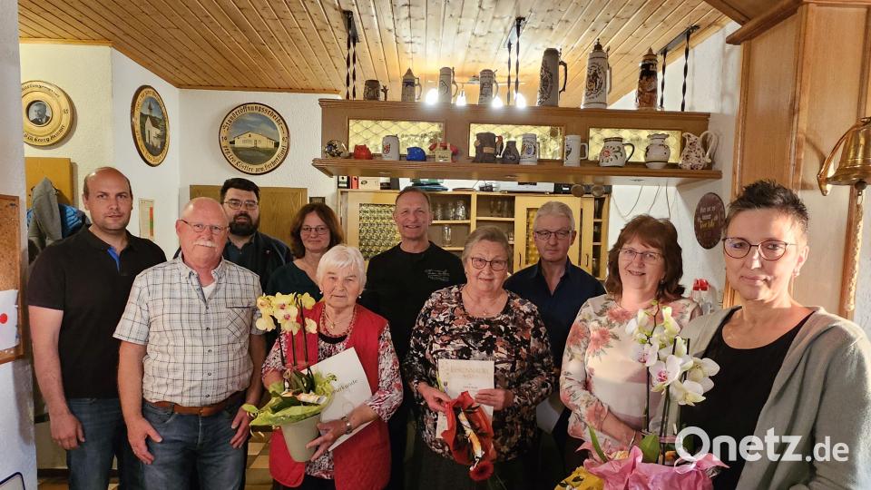 Ehrungen mit (von links) Fachberater Markus Fuchs, Vorsitzendem Günter Wonneberger, Bürgermeister Stefan Frank, Bernadette Frischholz (25 Jahre), Anna Keil (50 Jahre), Markus Frischholz (25 Jahre), Maria Beer (40 Jahre), Josef und Petra Grünwald (25 Jahre) sowie Irene Reif in Vertretung von Klaus Heinrich (50 Jahre). Bild: Wonneberger