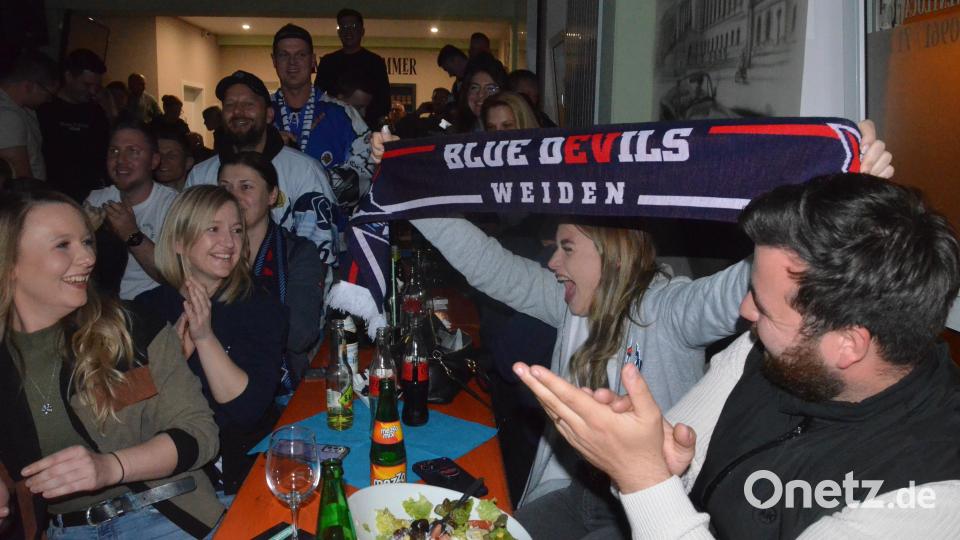 Riesenjubel über den Aufstieg der Blue Devils im "Hemingway". Bild: Kunz