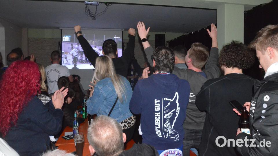 Riesenjubel über den Aufstieg der Blue Devils im "Hemingway". Bild: Kunz