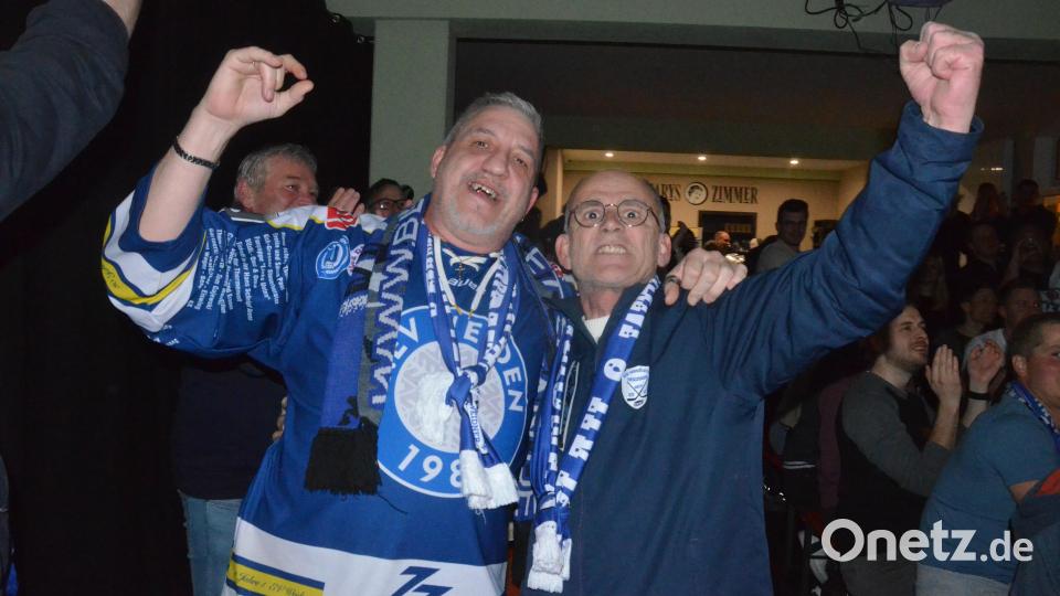 Riesenjubel über den Aufstieg der Blue Devils im "Hemingway". Bild: Kunz