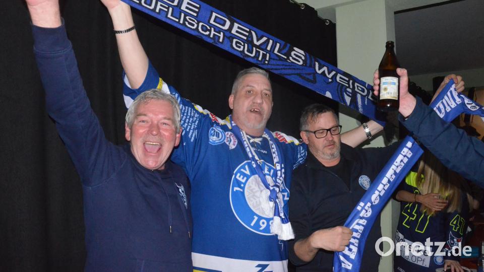 Riesenjubel über den Aufstieg im "Hemingway". Bild: Kunz