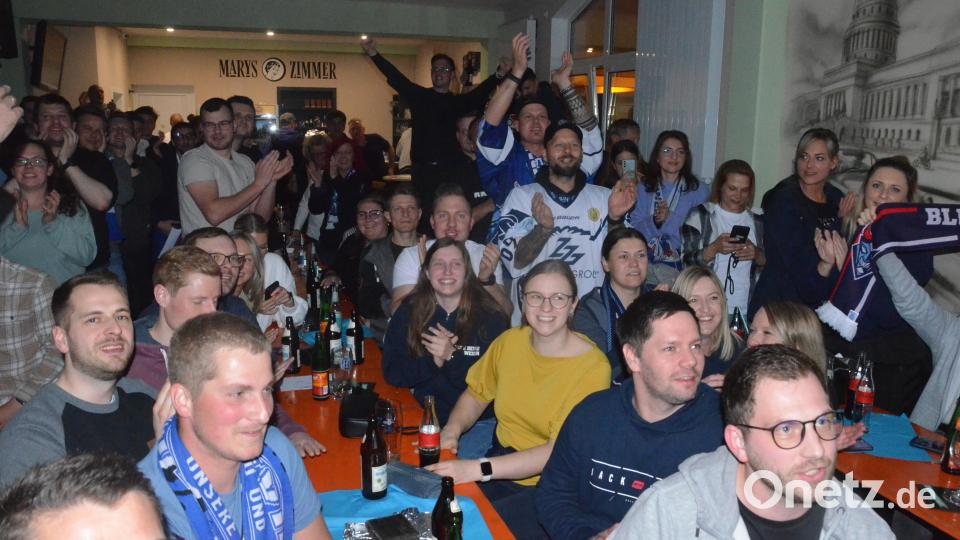 Riesenjubel über den Aufstieg der Blue Devils im "Hemingway". Bild: Kunz