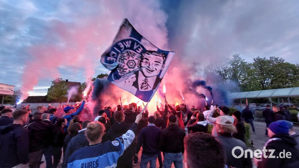 Riesenjubel vor dem Eisstadion. Bild: Helmut Kunz