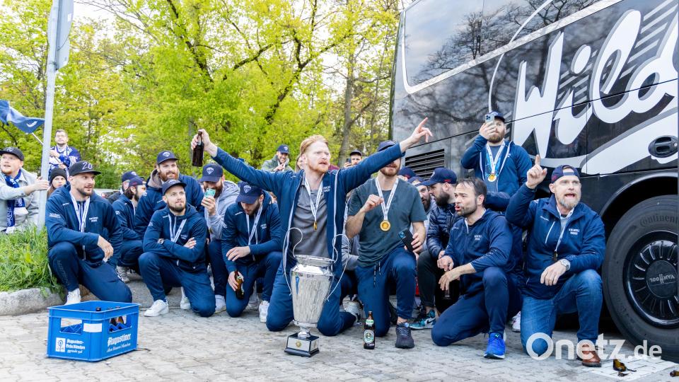 Die Blue Devils ließen sich nach ihrer Rückkehr in Weiden feiern. Darüber haben wir in einer Sonderfolge des &quot;Powerplay&quot;-Podcasts gesprochen. Bild: Tobias Neubert
