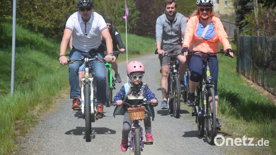Die kleine Radlerin ist dreieinhalb Jahre alt. Sie konzentriert sich voll auf die Strecke. Mama und Papa sind das Navi. Bild: fz