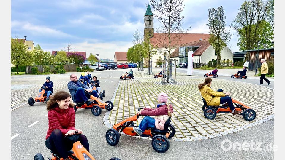 Alle hatten viel Spaß beim Drehen der ersten Runden mit den neuen Kettcars Bild: Krones