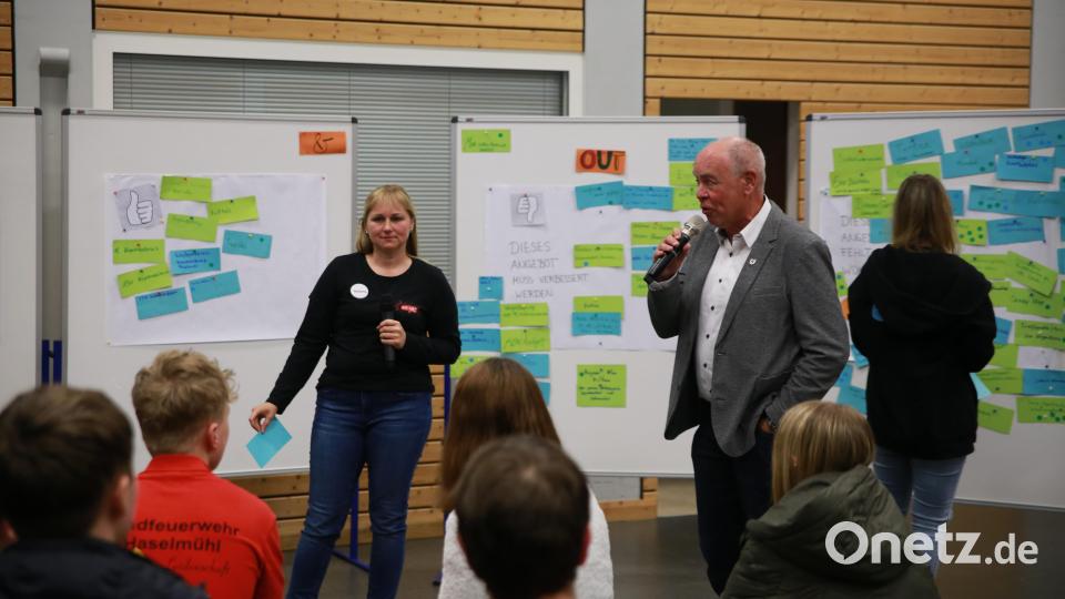 Bürgermeister Roland Strehl und Moderatorin Sabine Weber (rechts) beim Abschlussgespräch Bild: egl