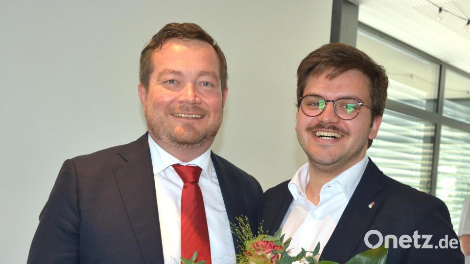 Uli Grötsch (links) gratuliert seinem Nachfolger Simon Grajer. Bild: jr