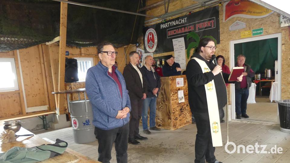 Pfarrer Johannes Bosco Ernstberger erteilte dem Hallenbau den kirchlichen Segen. Mit im Bild (von links) KSV-Vorsitzender Harald Drobig, dritter Bürgermeister Thomas Riedl und Hans-Peter Schramm Bild: rn