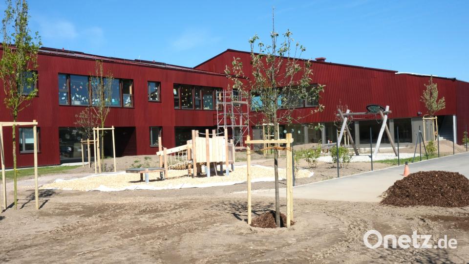 Das "Storchennest" in Nabburg ist seit einem halben Jahr in Betrieb. Am Samstag ist die offizielle Einweihung gefeiert worden. Jetzt sehnen die Kinder die Fertigstellung der Außenanlagen herbei. Bild: Hirsch