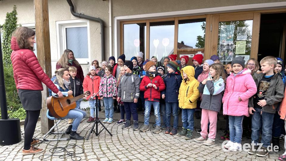 Rektorin Julia Stiegler und ihre Klasse singen das Schullied