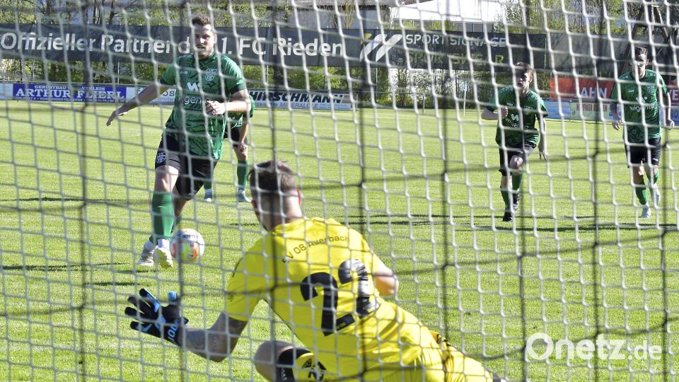 Tobias Eichermüller (links hinten) vom 1. FC Rieden konnte in der Nachspielzeit per Elfmeter gegen Torhüter Dominic Arnold (vorne) vom SV 08 Auerbach für den 2:2-Ausgleich sorgen. Bild: Hubert Ziegler