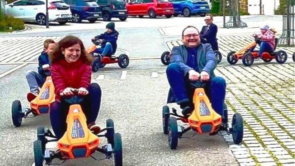 Rektorin Julia Stiegler, Bürgermeister Uwe König und Vorstandsvorsitzender Thomas Pickel (im Hintergrund) liefern sich mit den Kindern ein Wettrennen Bild: Krones